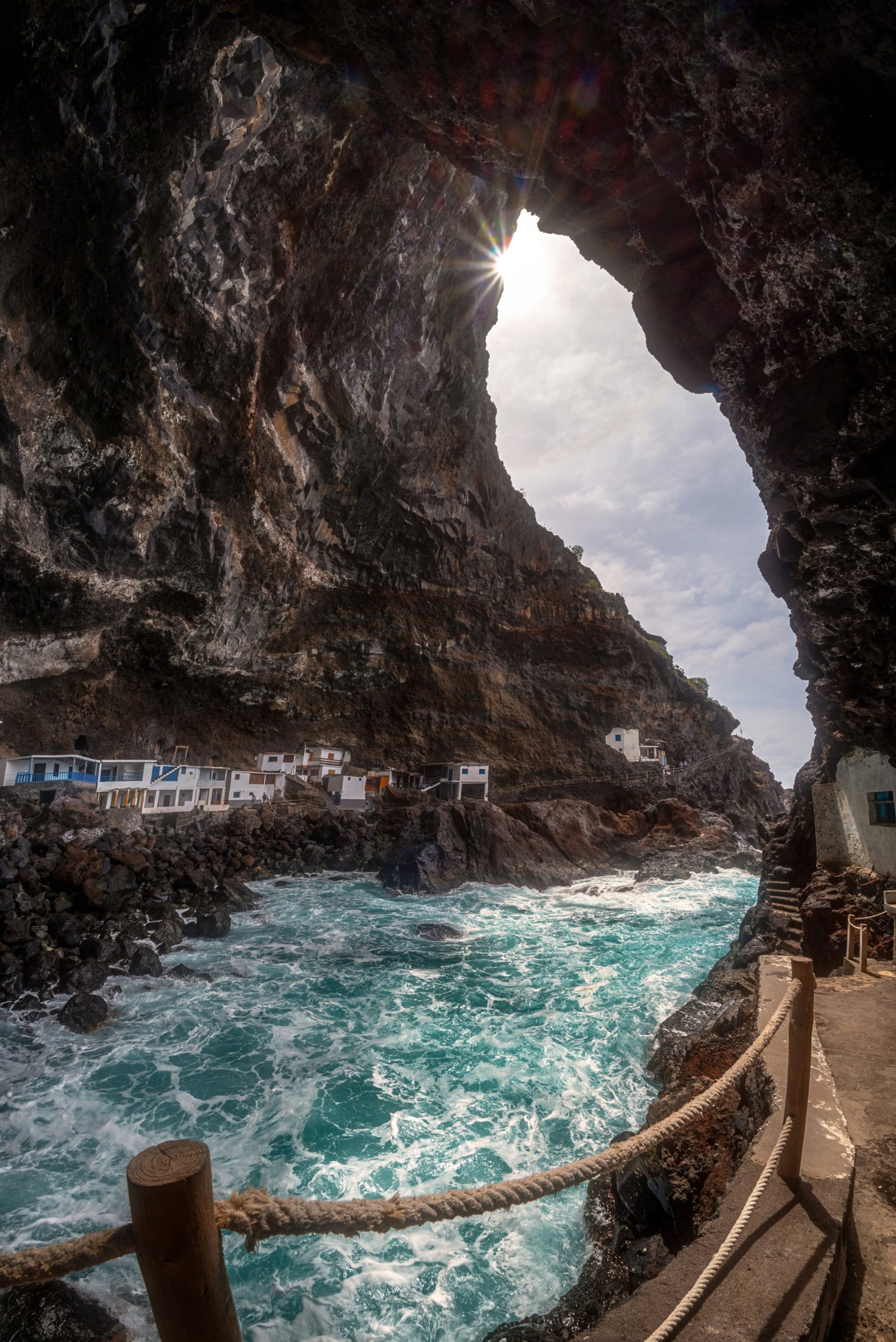 Una vista del océano desde el interior de una cueva.